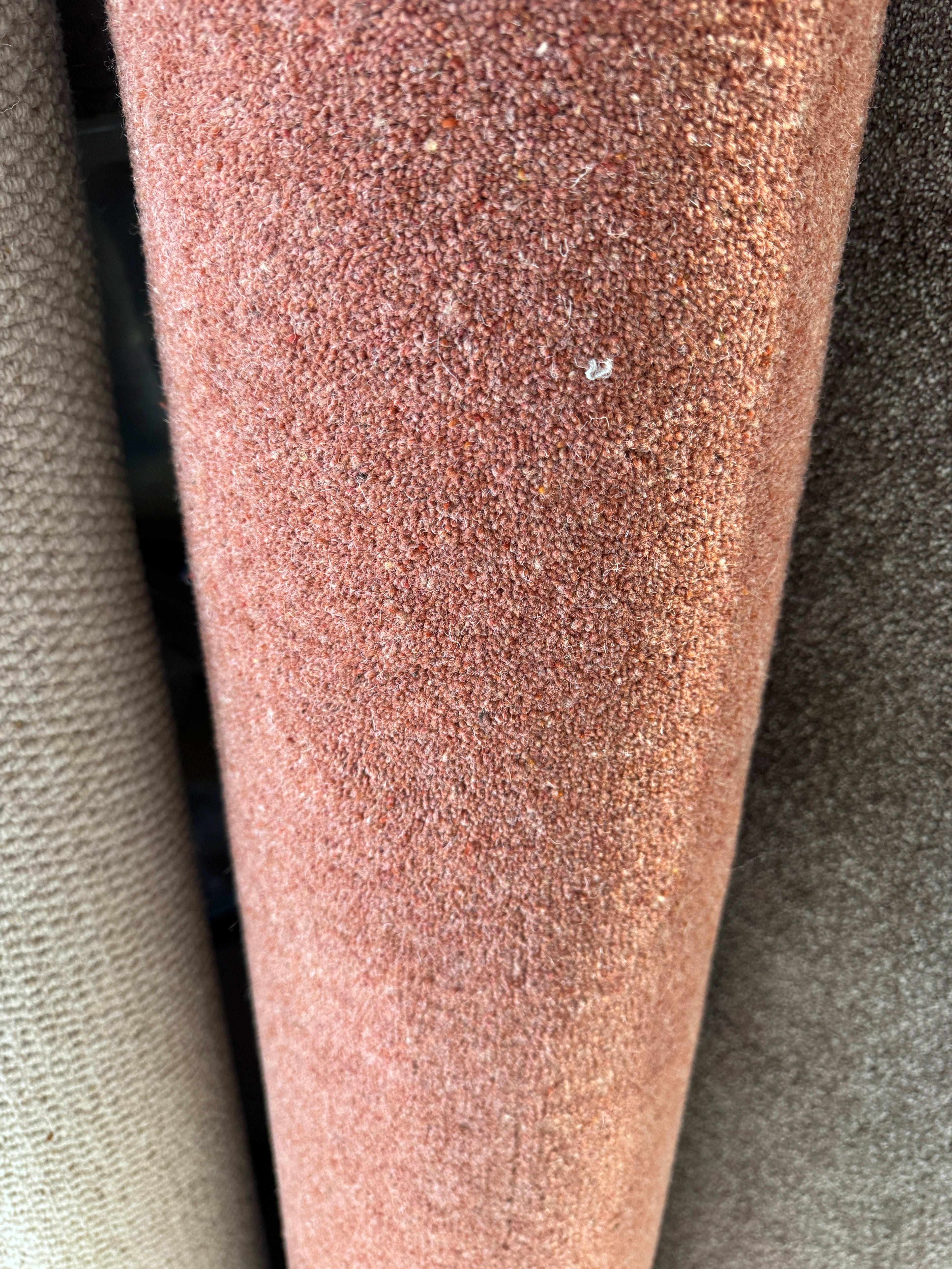 (C06) 2.25 x 3m (7'4"x9'10") Capet Remnant